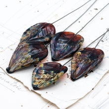 Load image into Gallery viewer, Amber Rita Leaf Head Pin Pendant
