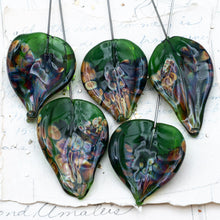 Load image into Gallery viewer, Transparent Green Rita Leaf Head Pin Pendant
