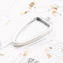 Load image into Gallery viewer, Grande Antique Silver Arrowhead Pendant
