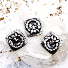 Load image into Gallery viewer, Antique Silver Bee Slider Bead
