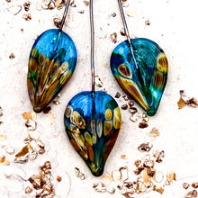 Load image into Gallery viewer, Small Transparent Aqua Rita Leaf Head Pin Pendant
