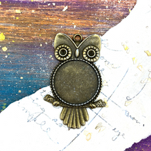 Load image into Gallery viewer, 55mm Whoo Dis? Antique Brass Owl Bezel Charm
