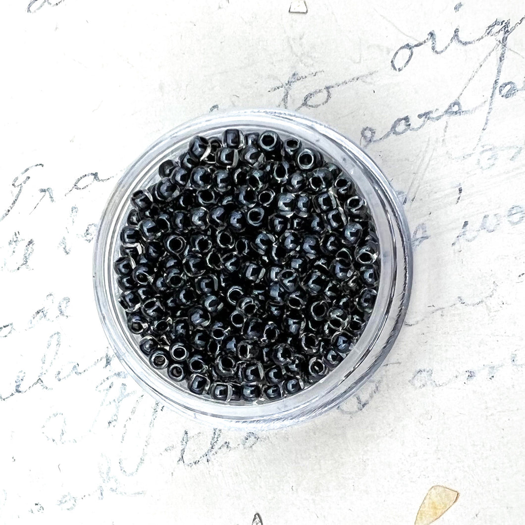 11/0 Crystal Black Lined Round Seed Beads